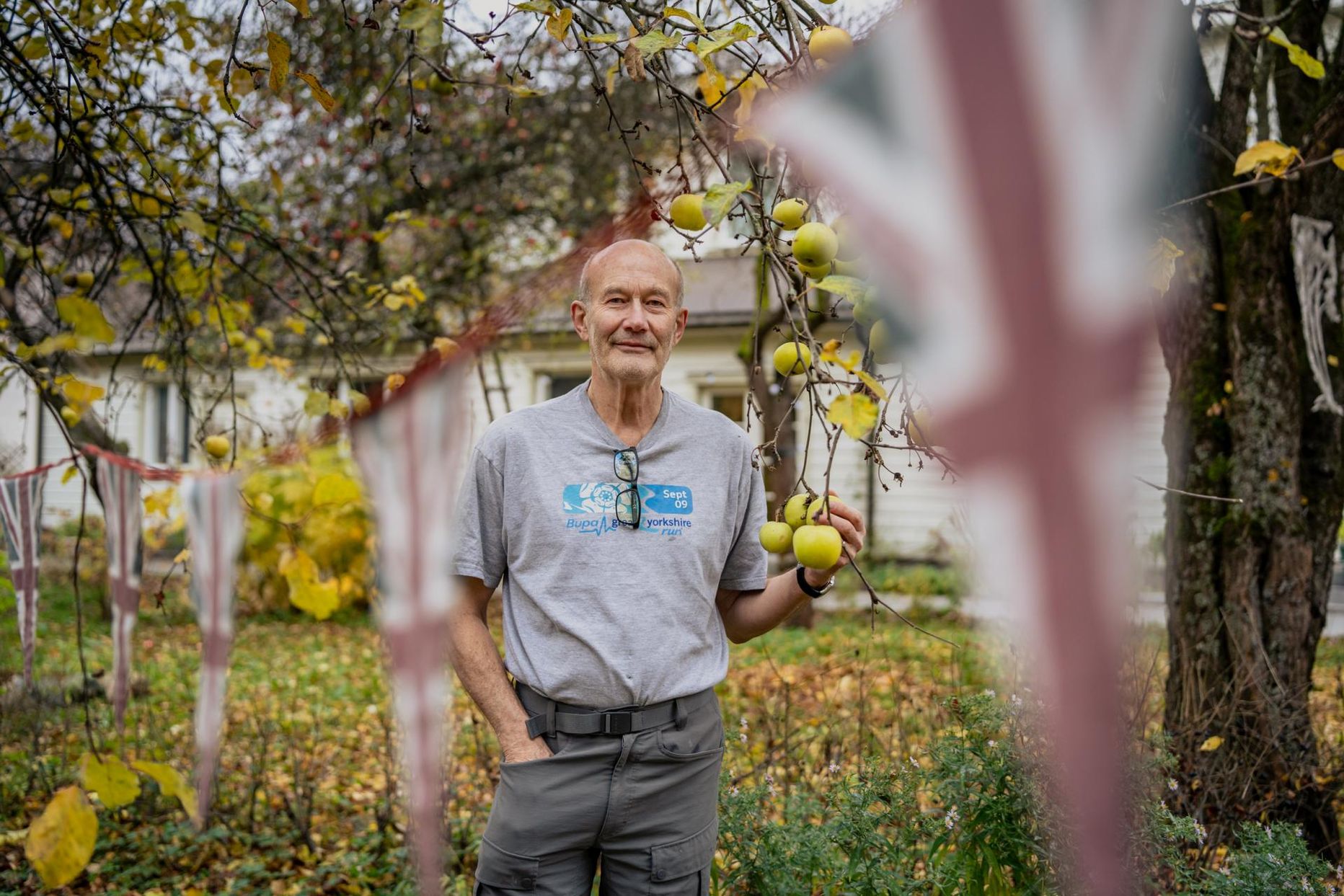 Cricki sõnutsi ei ole ta väga patriootlik ja briti vimplid riputas ühe aiapeo tarbeks aeda tema abikaasa, ise ei oleks ta seda teinud.