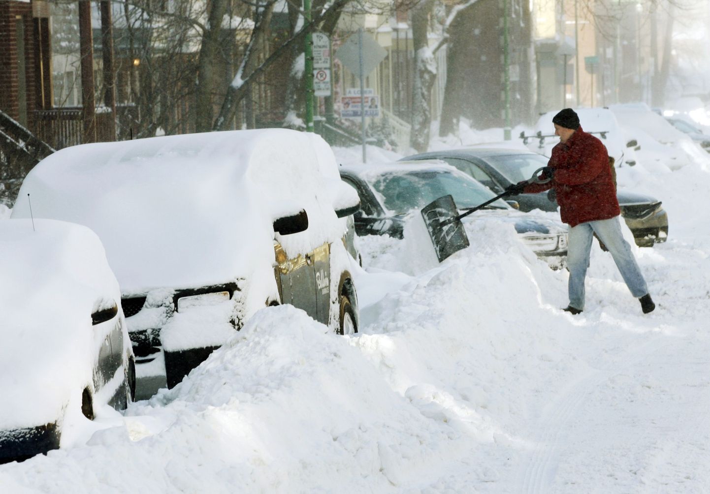 Kanadalane autolt lund ära lükkamas