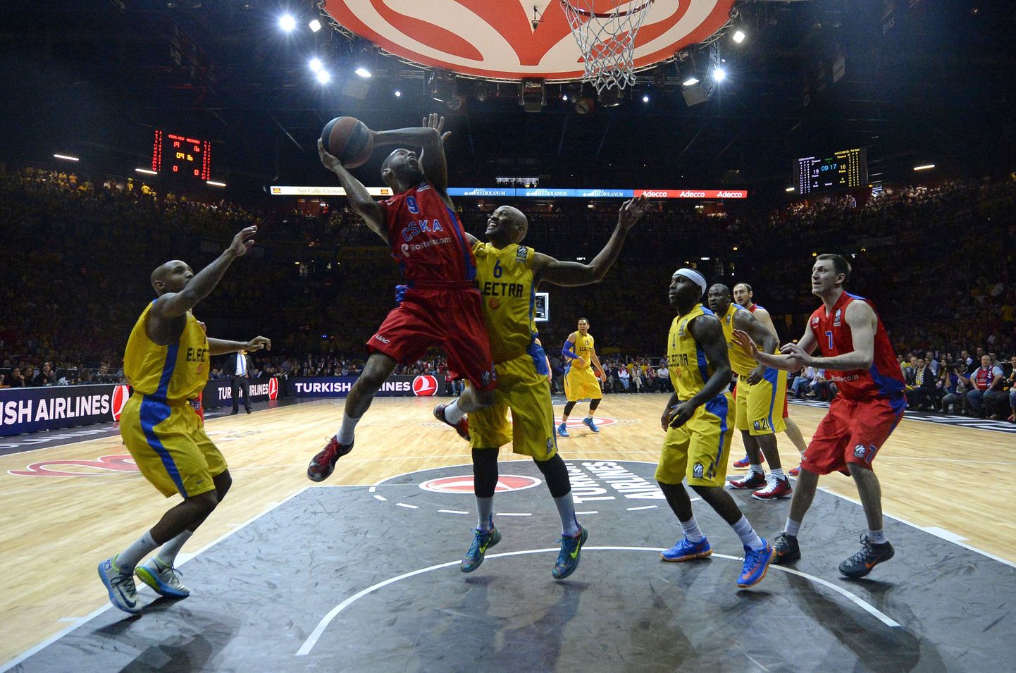 Moskva CSKA (punastes vormides) ja Tel Avivi Maccabi vaheline poolfinaal.