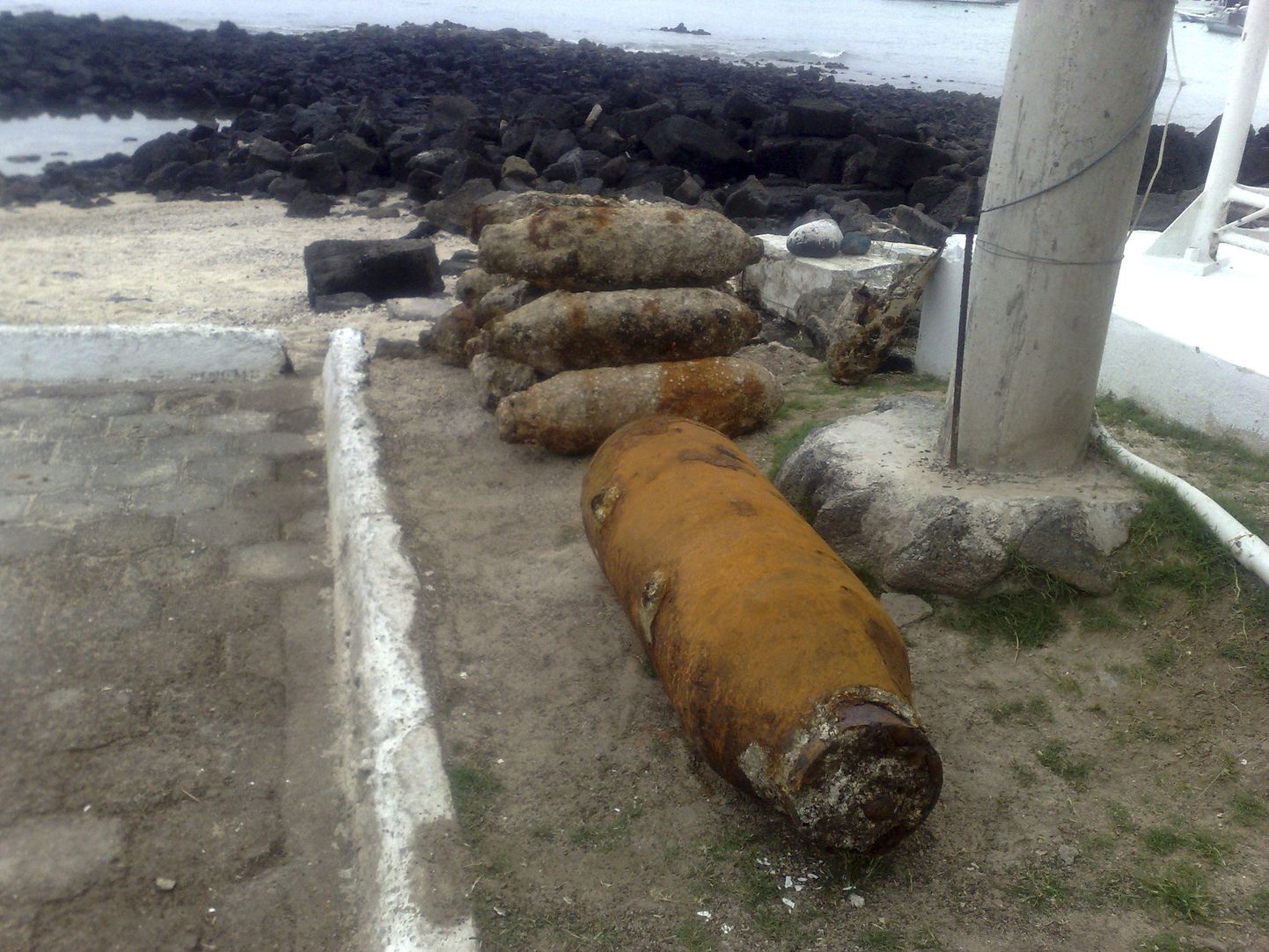 Galapagose saarestiku Bartolome saarelt leitud Teise maailmasõja aegsed pommid