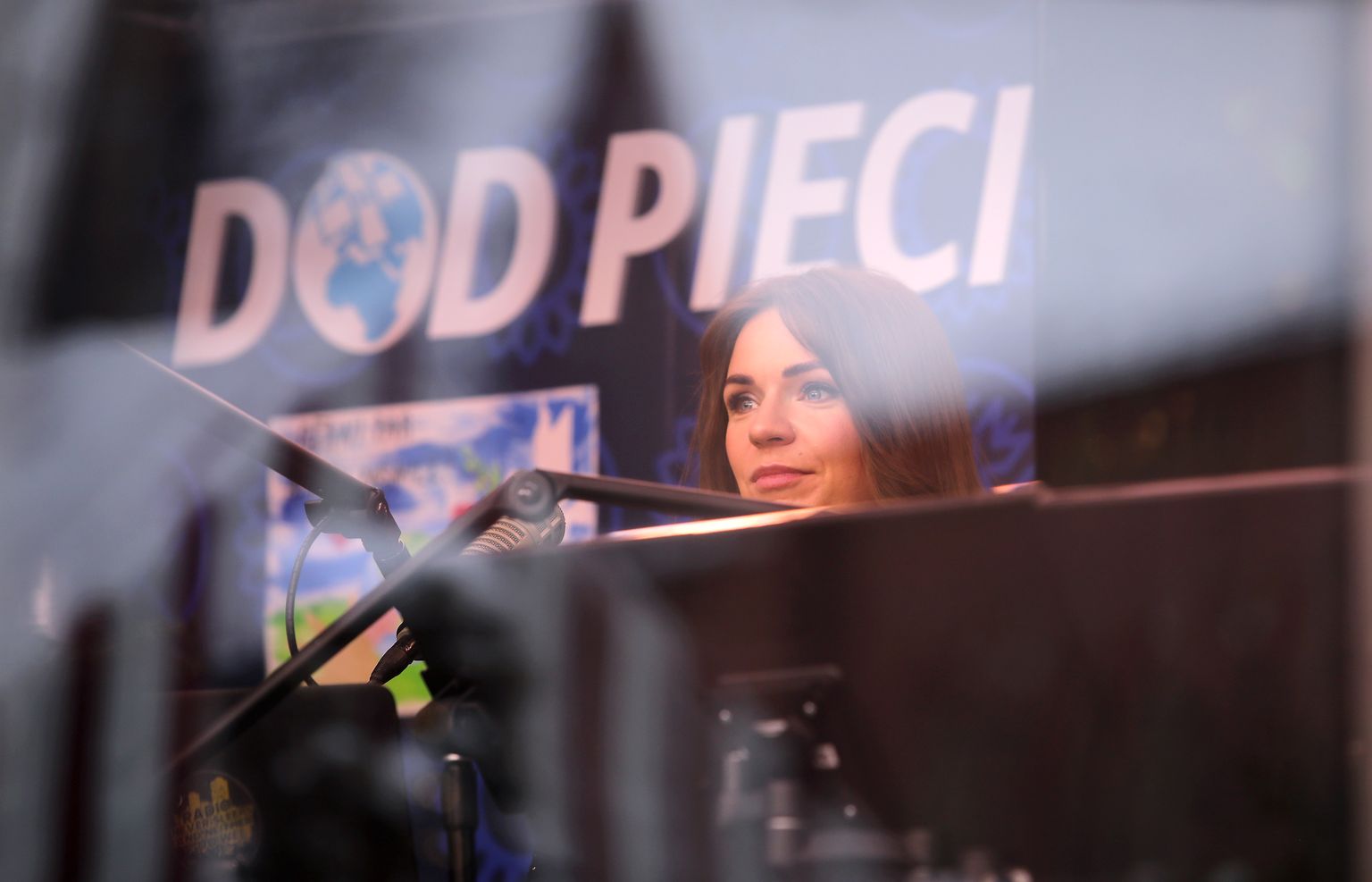 "Radio 5" ētera personība, dziedātāja Marta Grigale stikla studijā Doma laukumā, kur sācies labdarības maratons "Dod pieci!".