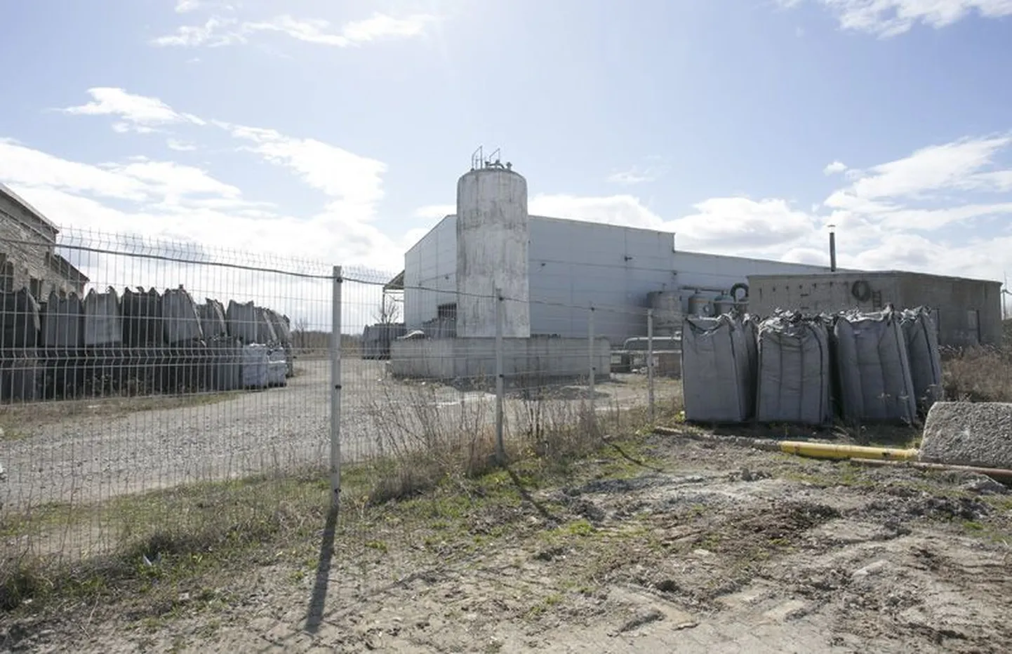 Rehvidest kütteõli tootnud Hansa Biodieseli väravad on suletud ja ettevõtte töötajatel sinna enam asja pole.