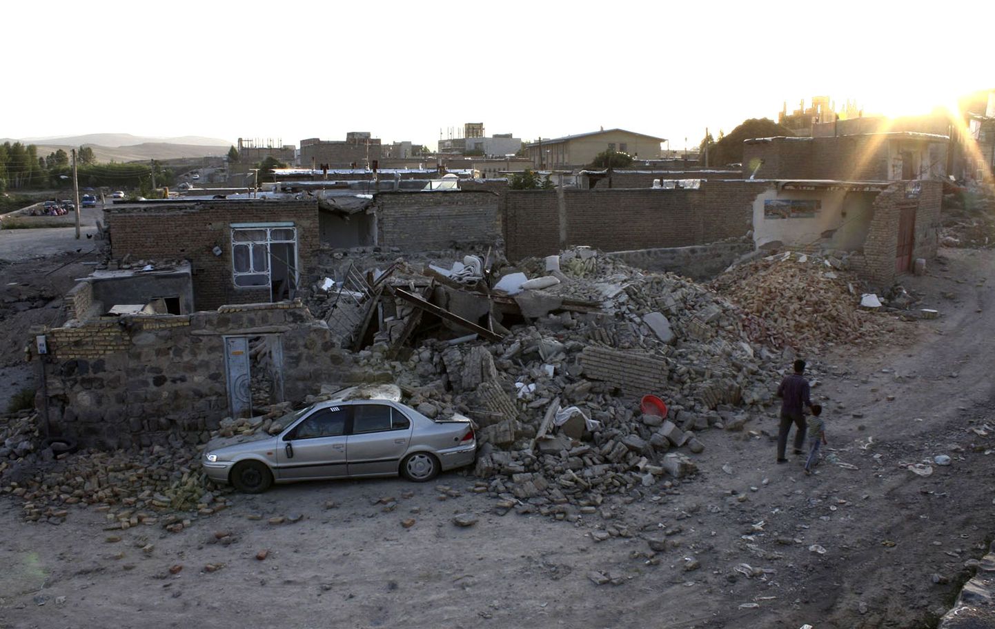 Iraani maavärinates sai surma vähemalt 153 inimest.