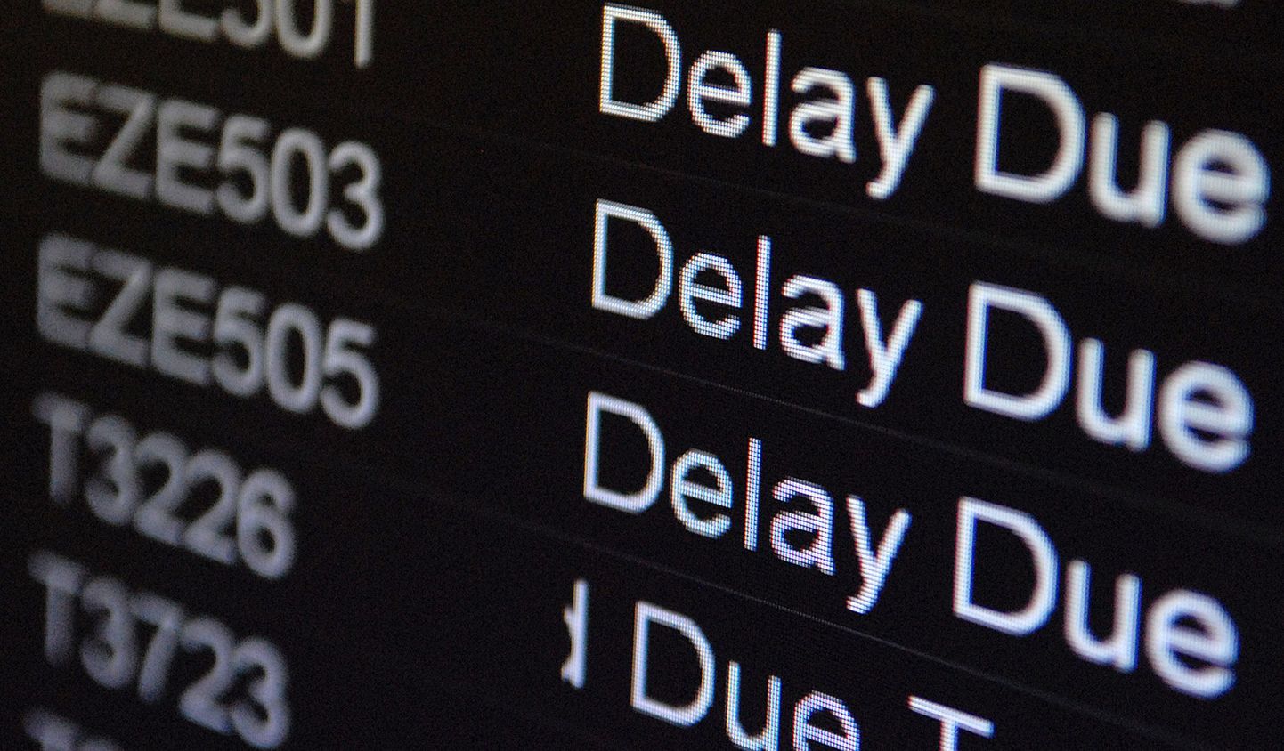 Информационное табло в аэропорту сообщает о задержке рейсов.