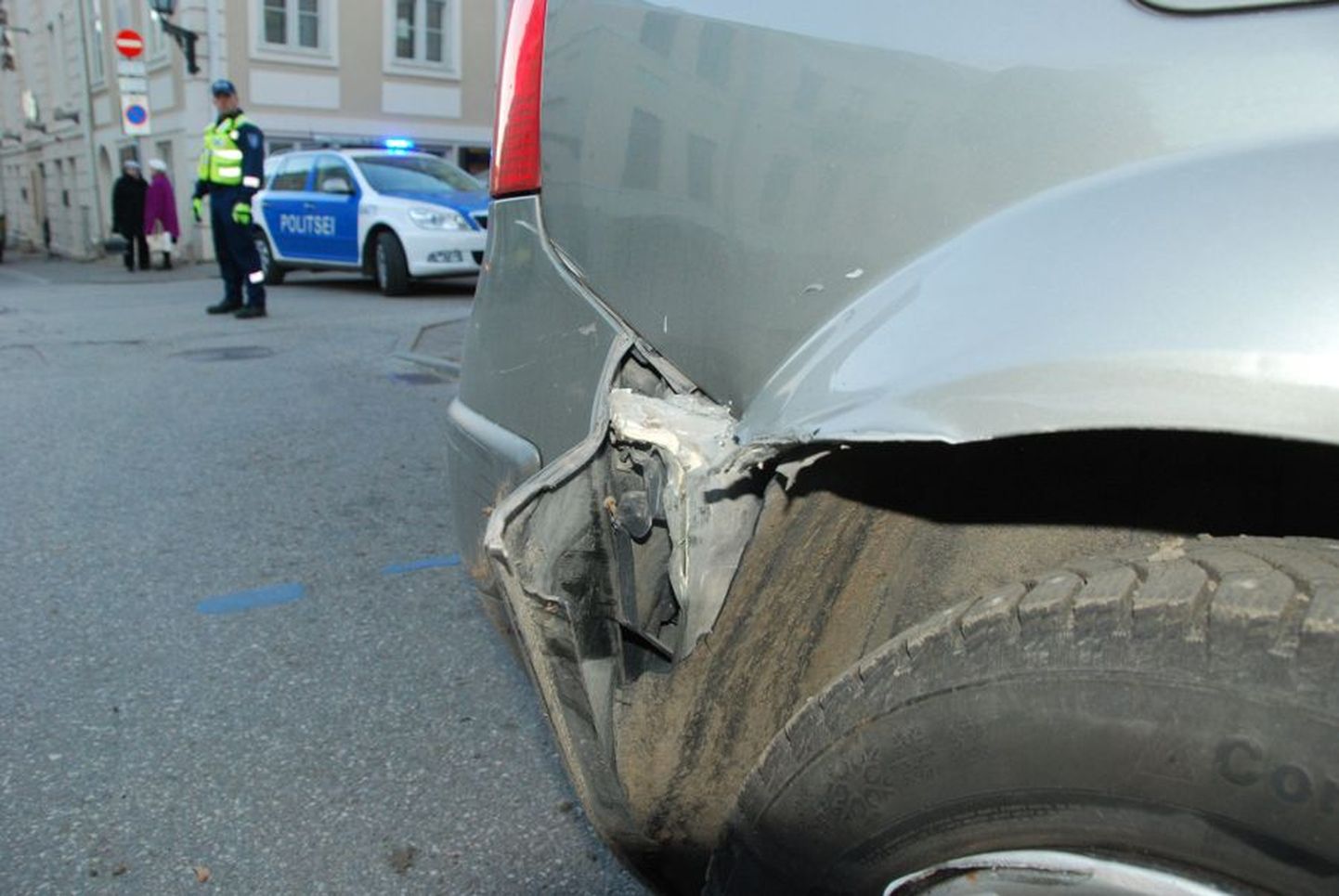 Ülikooli ja Jakobi tänava ristmiku juures rammis seni tabamata juht Renault sõiduautot ja põgenes.