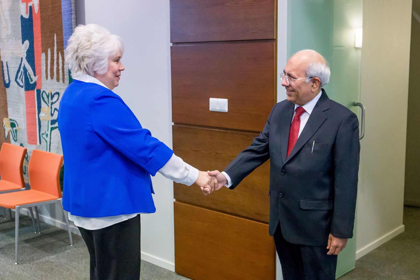 Välisminister Marina Kaljurand kohtus täna India suursaadiku Ashok Kumar Sharmaga.