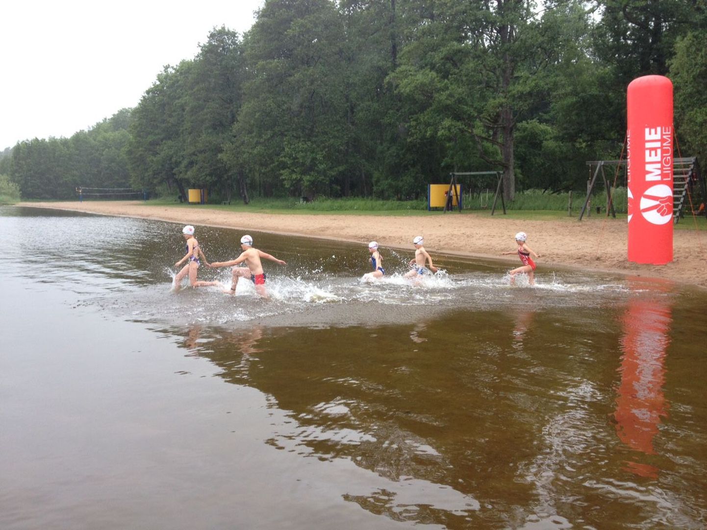 Kuremaa avaveeujumise võistlustel otsustas 16,5-kraadises vees võistelda viis julget last.