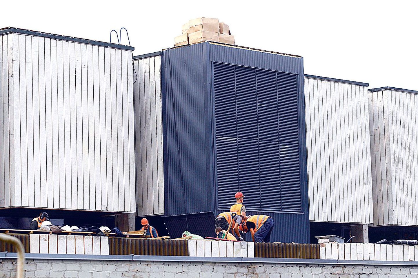 Ehitajad TÜ raamatukogu katusel.