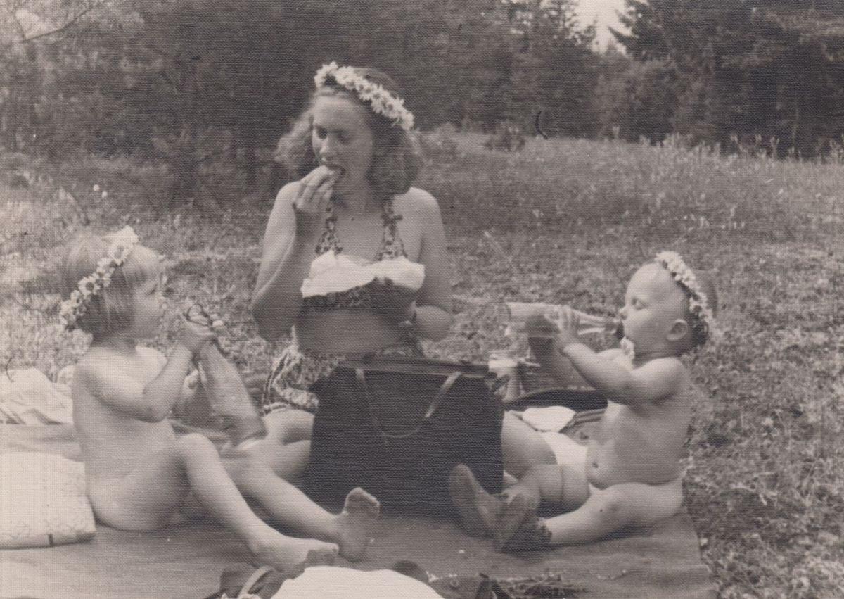Heljo kahe vanema lapsega «grüünes» suve nautimas. Foto: erakogu