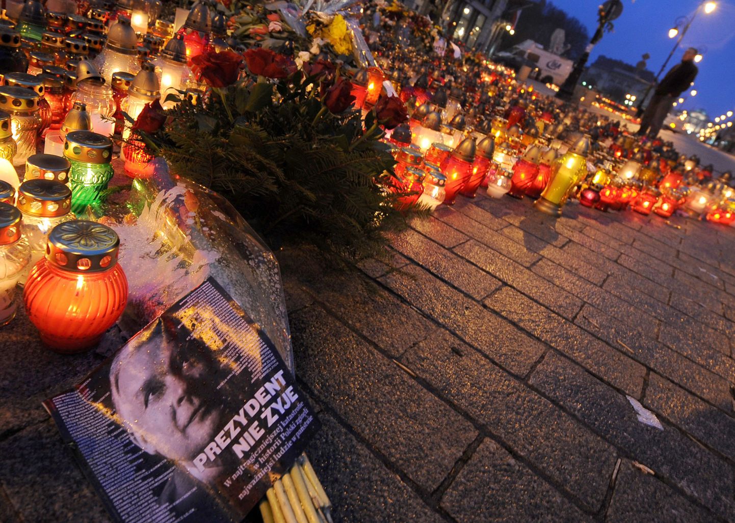 Poola hukkunud presidendi Lech Kaczynski ja teiste katastroofiohvrite mälestuseks tänavale asetatud küünlad.
