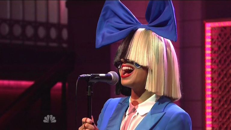 Sia esinemas saates "Saturday Night Live".