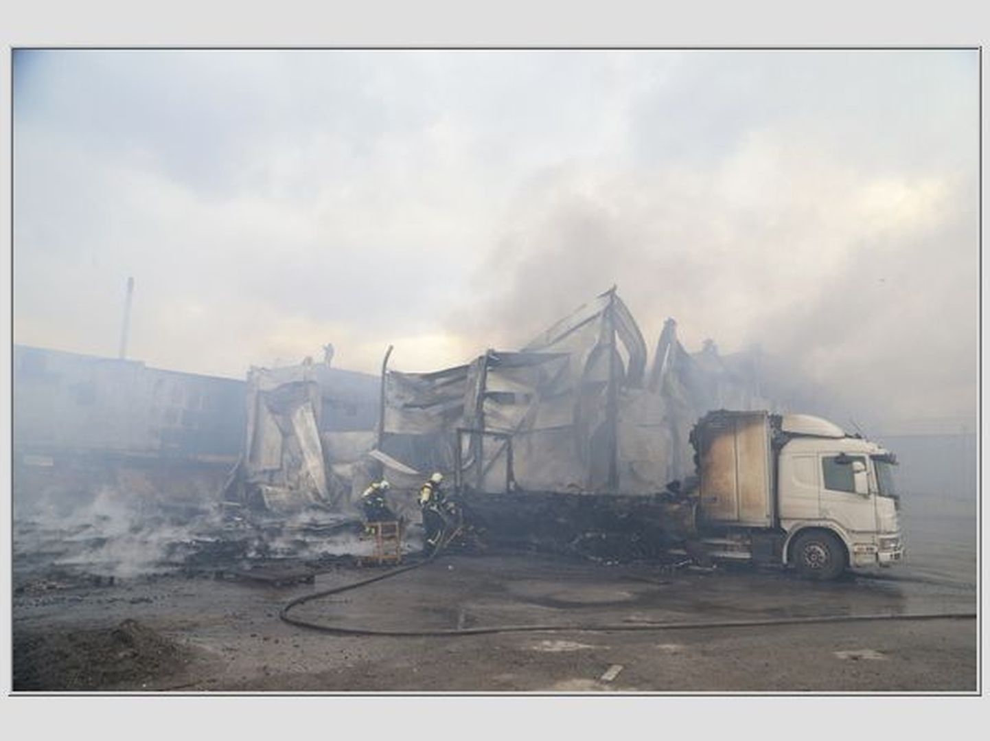 Tartus Teguri tänaval hävis laupäeval tulekahjus Bambona ladu ja ka üks veoauto.