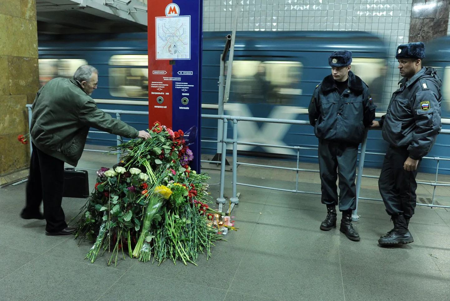 Цветы в память о погибших на станции московского метрополитена "Парк культуры".