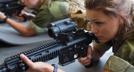 Столтенберг призывает больше привлекать женщин в вооруженные силы НАТО