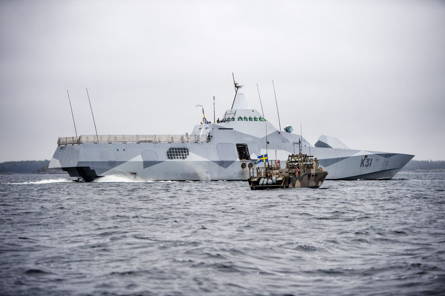 Rootsi mereväe korvett HMS Visby koos patrull-laevaga Stockholmi saarestikus toimuvatel otsingutel.