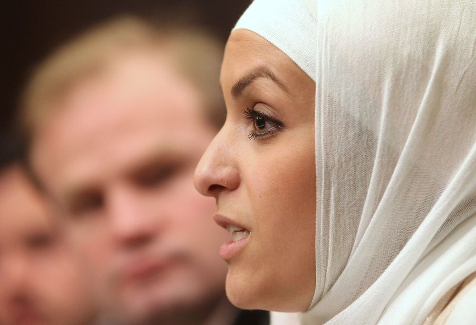 Belgia moslem Hejare Boujtat esinemas eile Brüsselis toimunud Amnesty Internationali raporti «Valik ja eelarvamus: moslemite diskrimineerimine Euroopas» tutvustamisel.