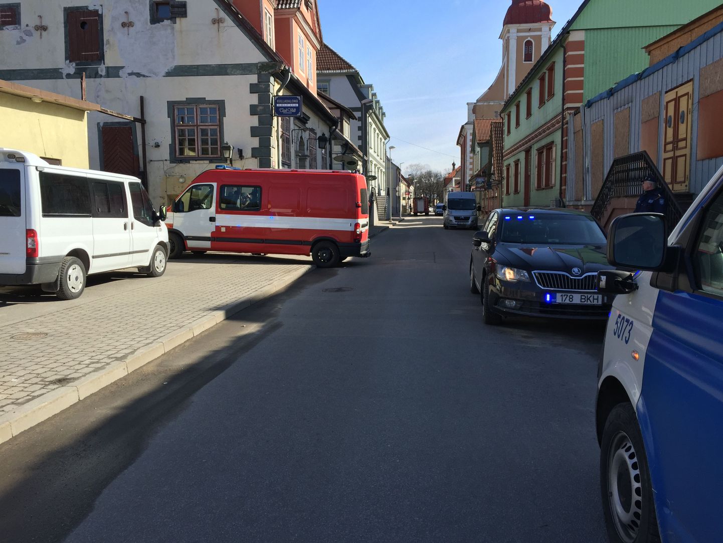 Pärnus Kuninga tänaval teatati pommitaolise eseme leiust ja politsei sulges tänava liikluseks.