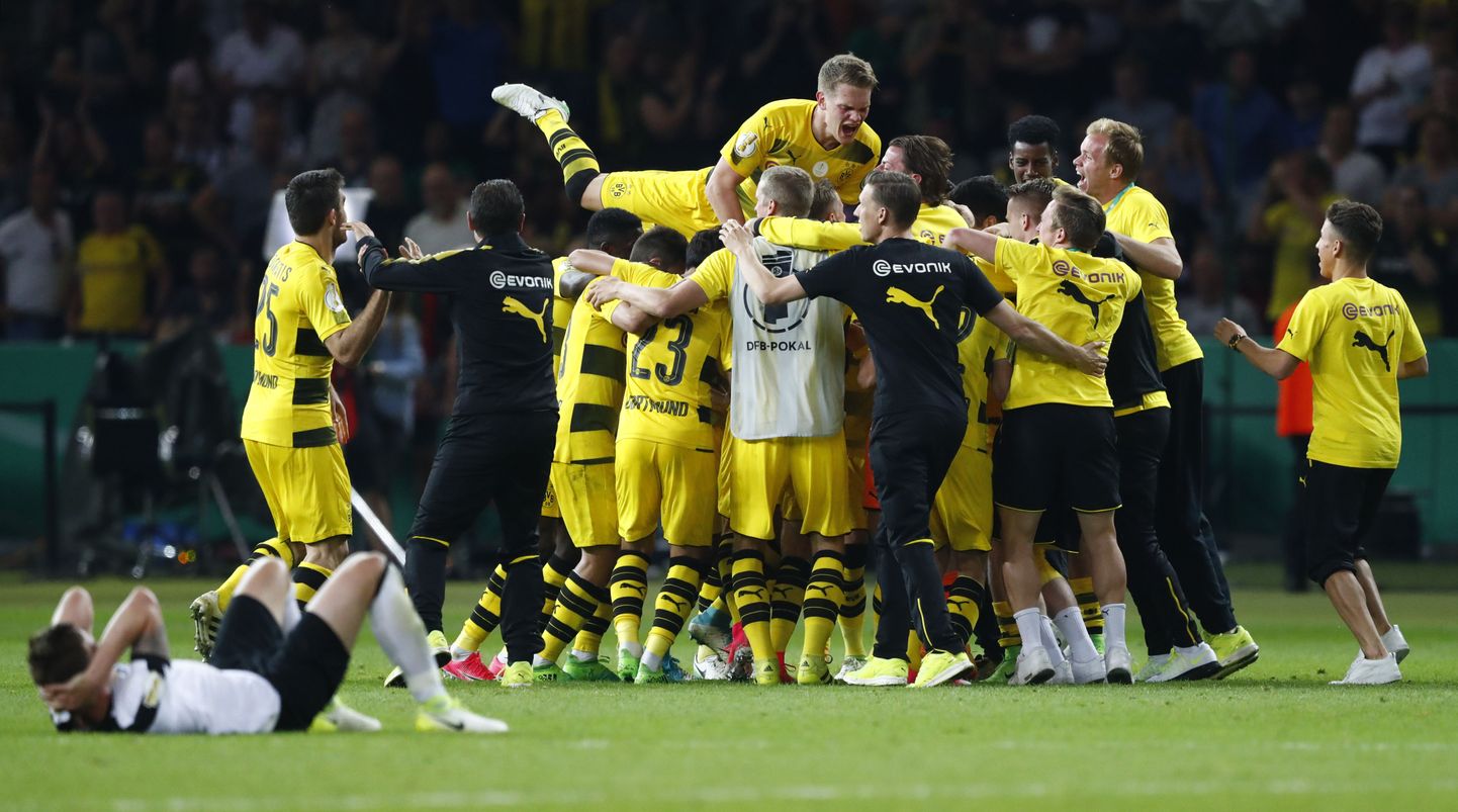 Dortmundi Borussia jalgpallimeeskond tähistamas Saksamaa karikavõitu.
