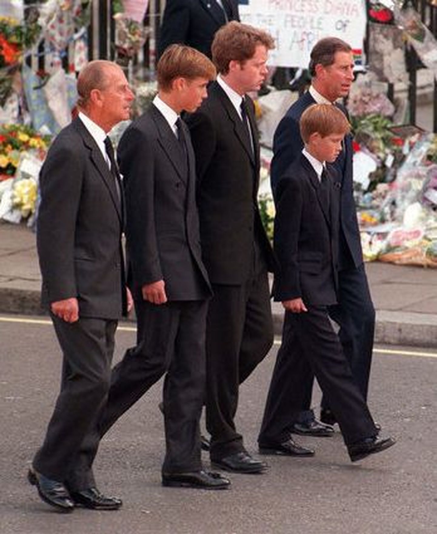 Printsess Diana kirstu taga sammuvad (paremalt vasakule) prints Charles, prints Harry, Charles Spencer, prints William ja prints Philip