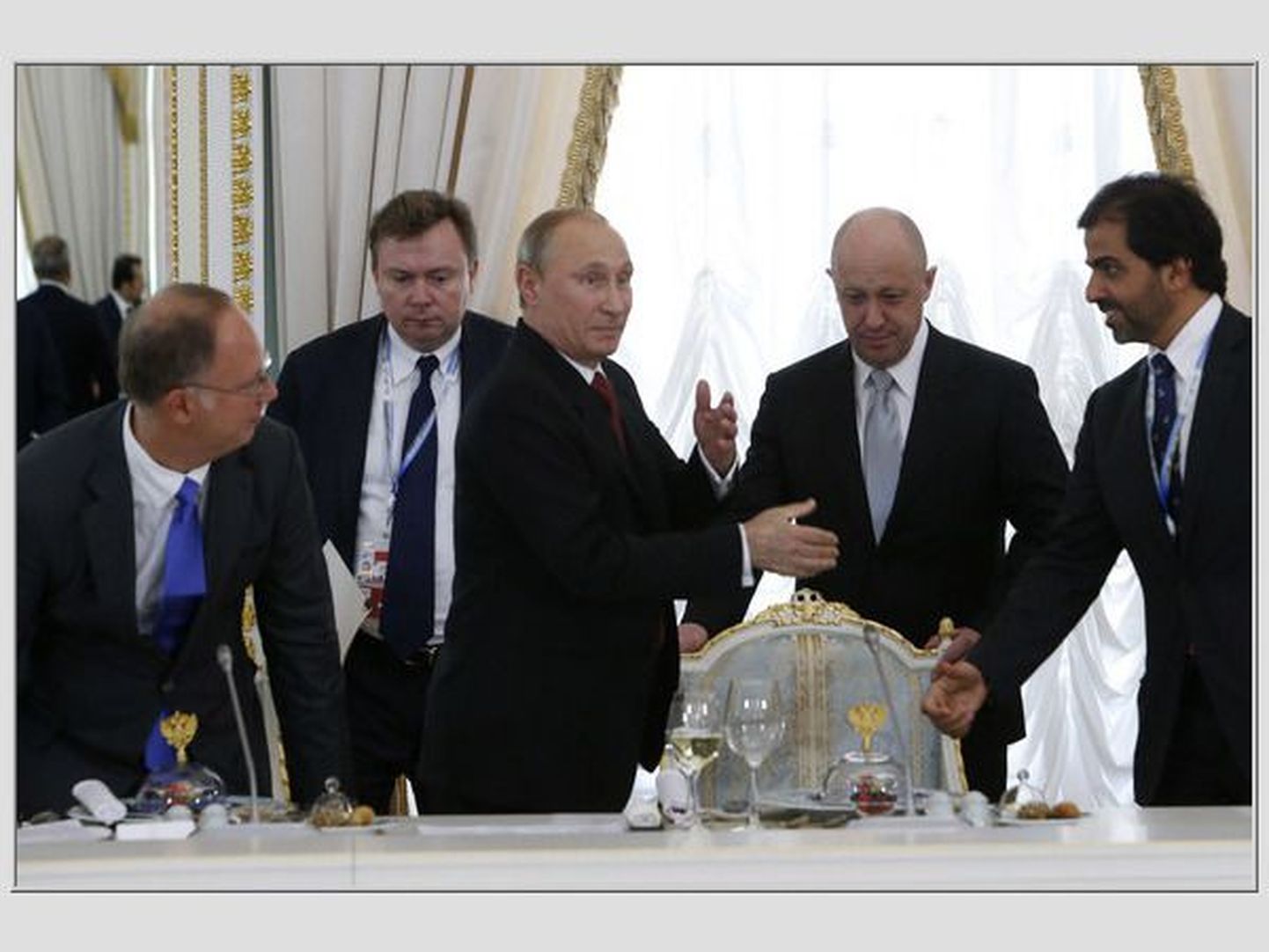Ümberseisjad eile Peterburi majandusfoorumil Vladimir Putinit pidulauda aitamas.