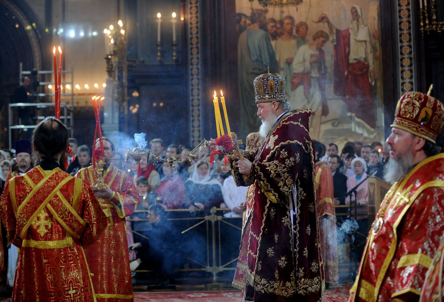 Moskva õigeusu kiriku ja kogu Venemaa patriarh Kirill (keskel) Lunastaja Kristuse katedraalis.
