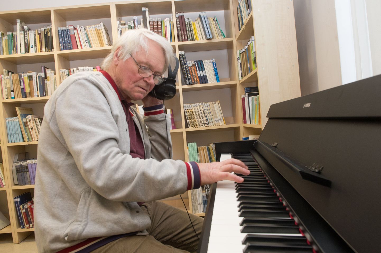 Eesti rahvusliku klaverimuuseumi juhatuse esimees helilooja Alo Põldmäe teeb juba tuttavaks saanud digiklaveril «vaikset muusikat».