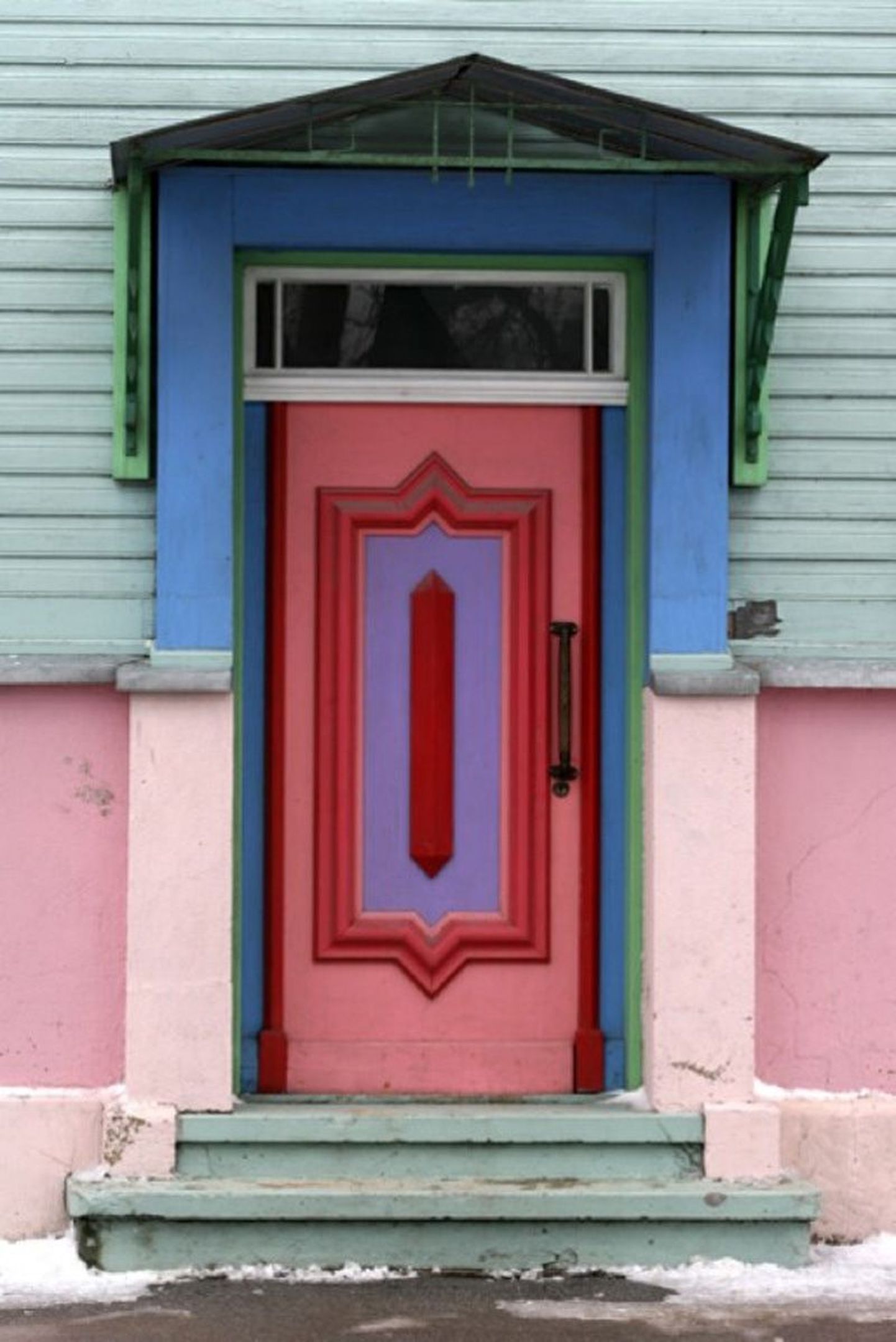 Enamal kui kümmekonnal Rakvere majal on üks õige erilise väljanägemisega uks.