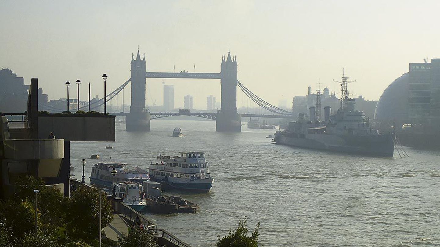 Hommikune London on tihti mattunud udusse. Taustal on Tower Bridge ja sõjalaev H.M.S. Belfast.