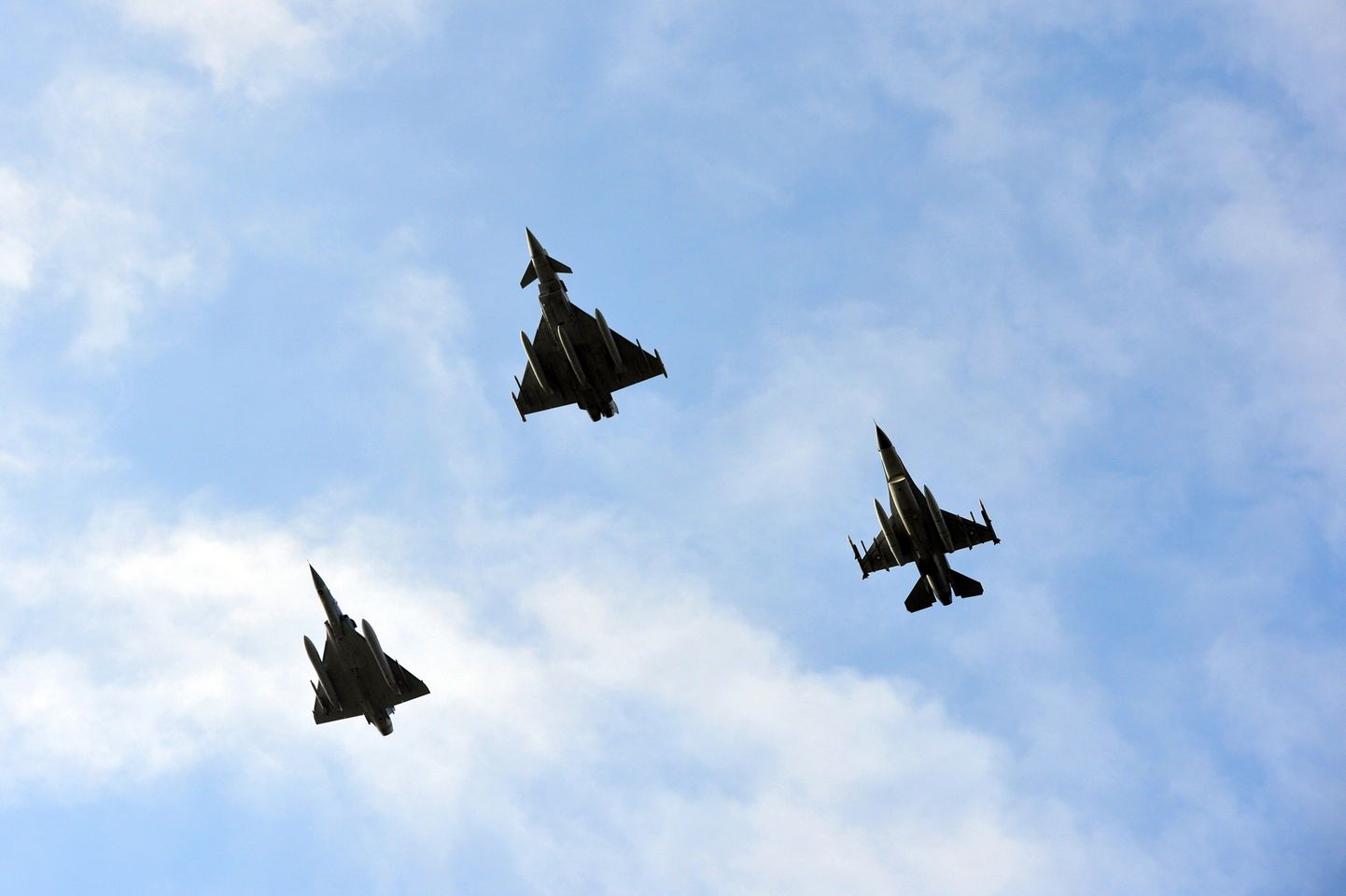 Истребители НАТО во время перехвата очередного военного самолета России над Балтийским морем.