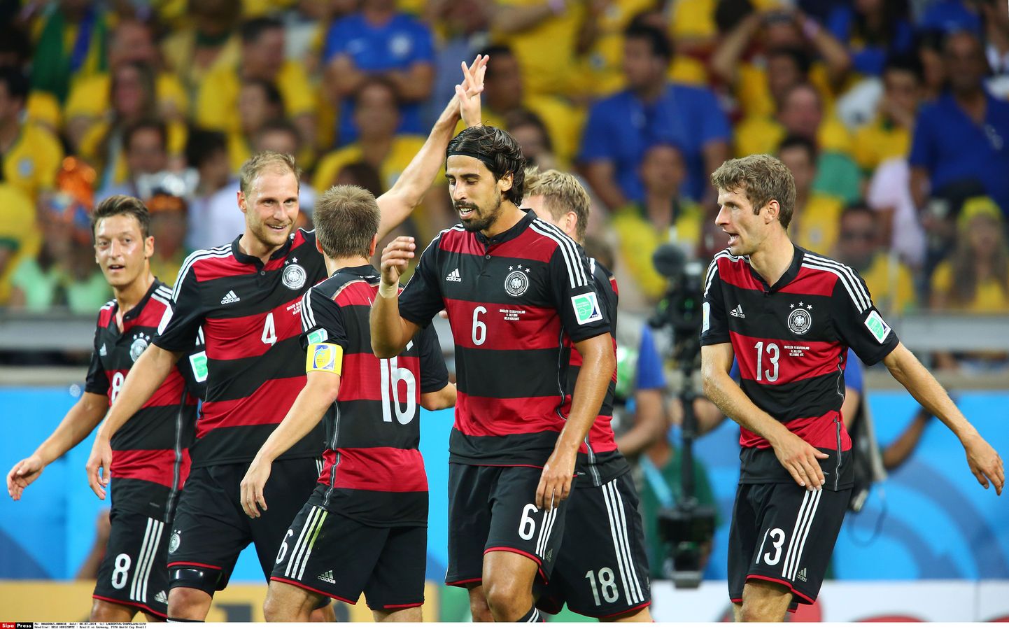 Sakslased tähistamas Brasiilia koondise väravavõrku löödud järjekordset palli.