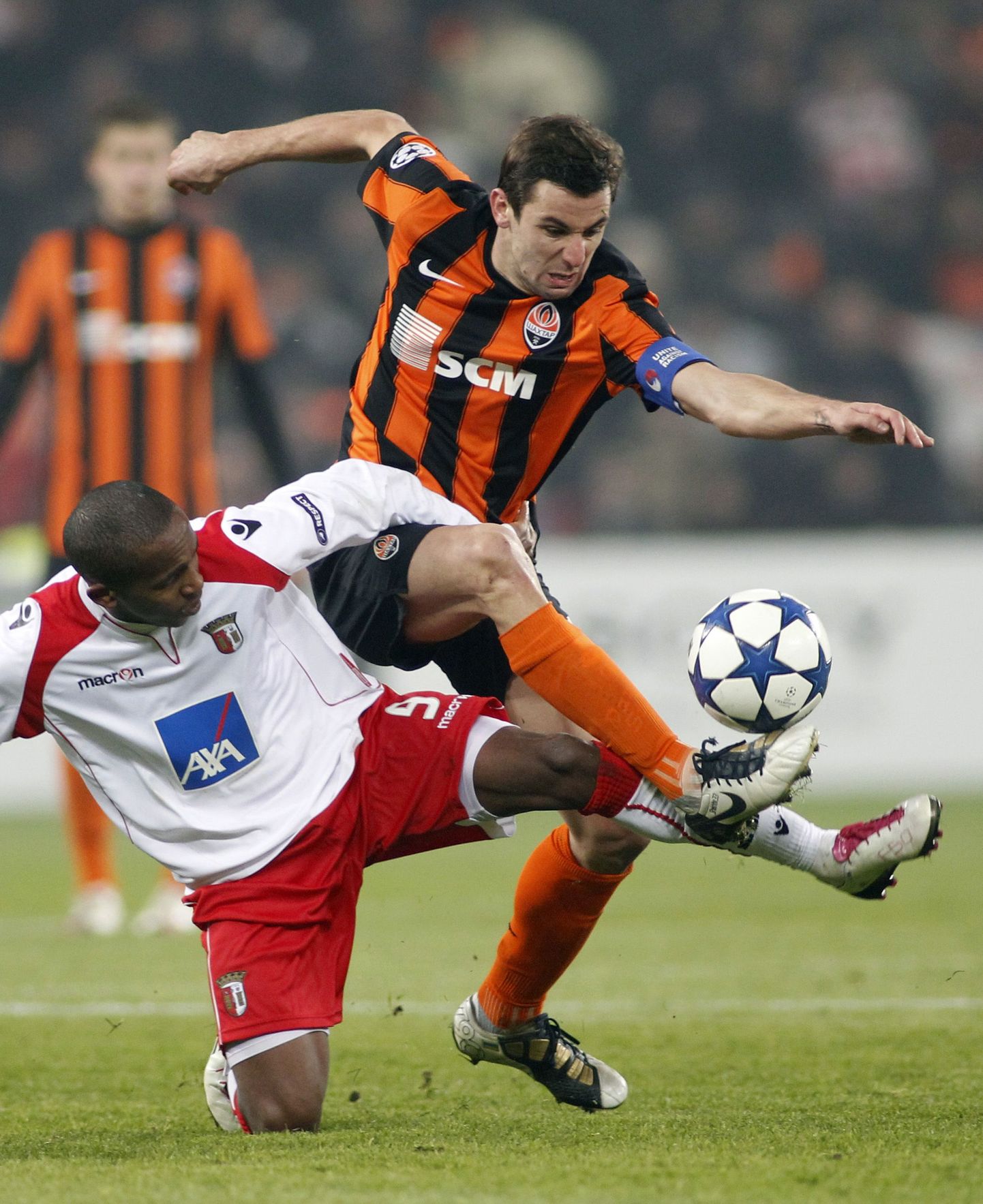 За мяч борется лидер "Шахтера" Дарио Срна (черно-оранжевая футболка).