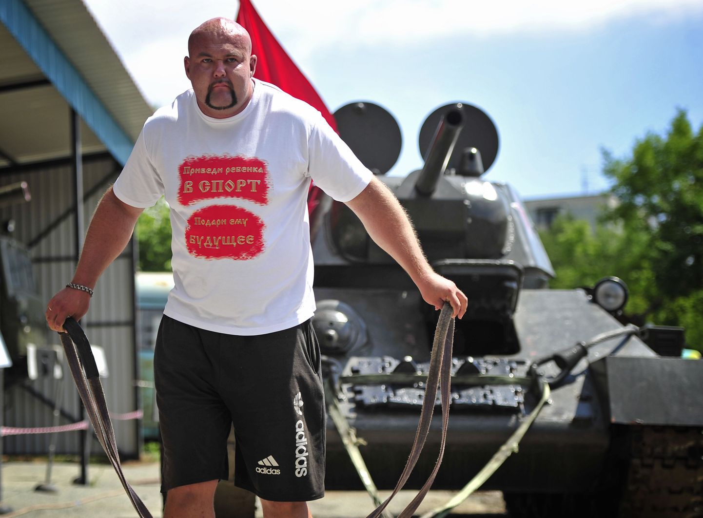 Иван Савкин тащит танк Т-34 (август 2015 года).
