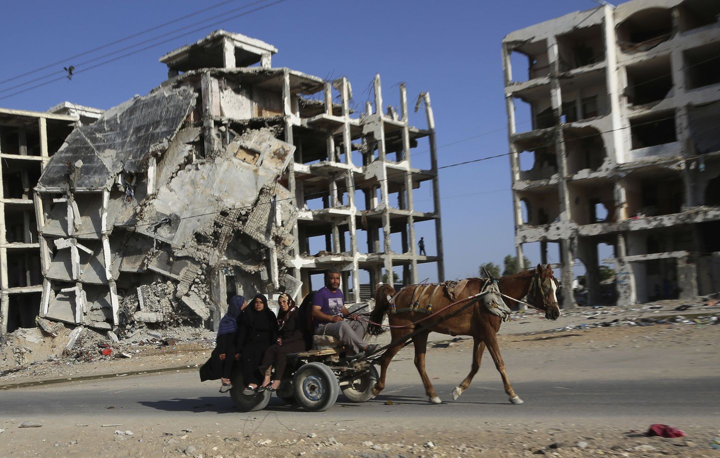 Palestiina perekond purustatud majade ees Gazas Beit Lahiyas.