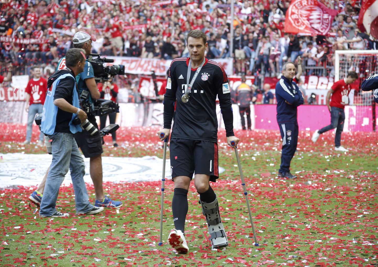 Manuel Neuer käis mulluse Saksa meistrikulla järel karkudega.