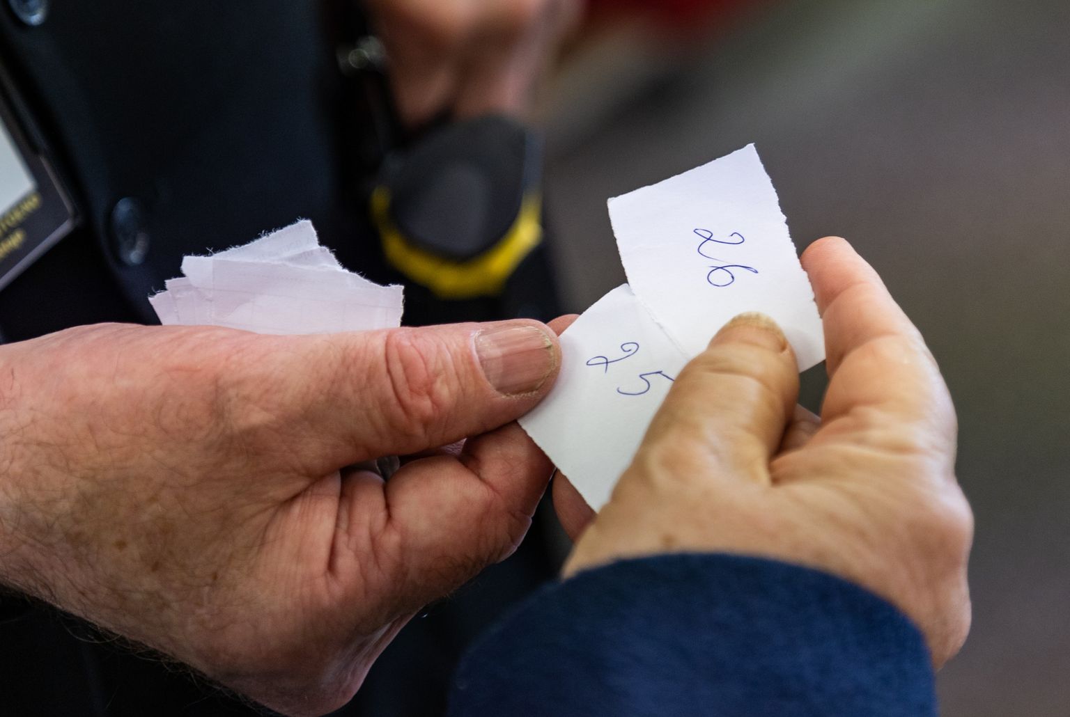 Käsitsi tehtud järjekorranumbrid vaktsineerimiskeskuses.