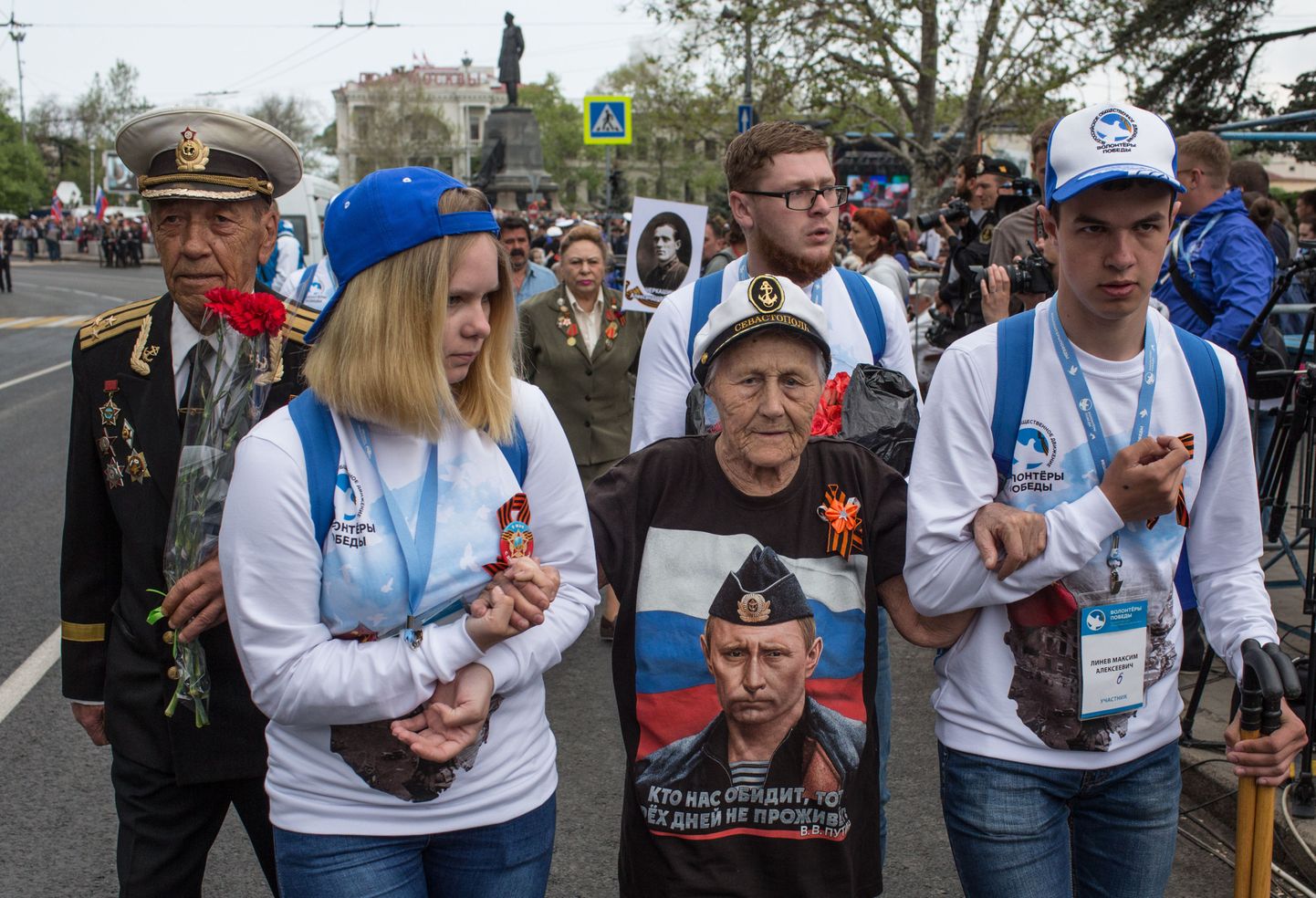 Krimmi sõjaveteranid tähistavad Sevastopolis võitu Suures Isamaasõjas. Ühe veterani seljas on Putini pildiga särk.