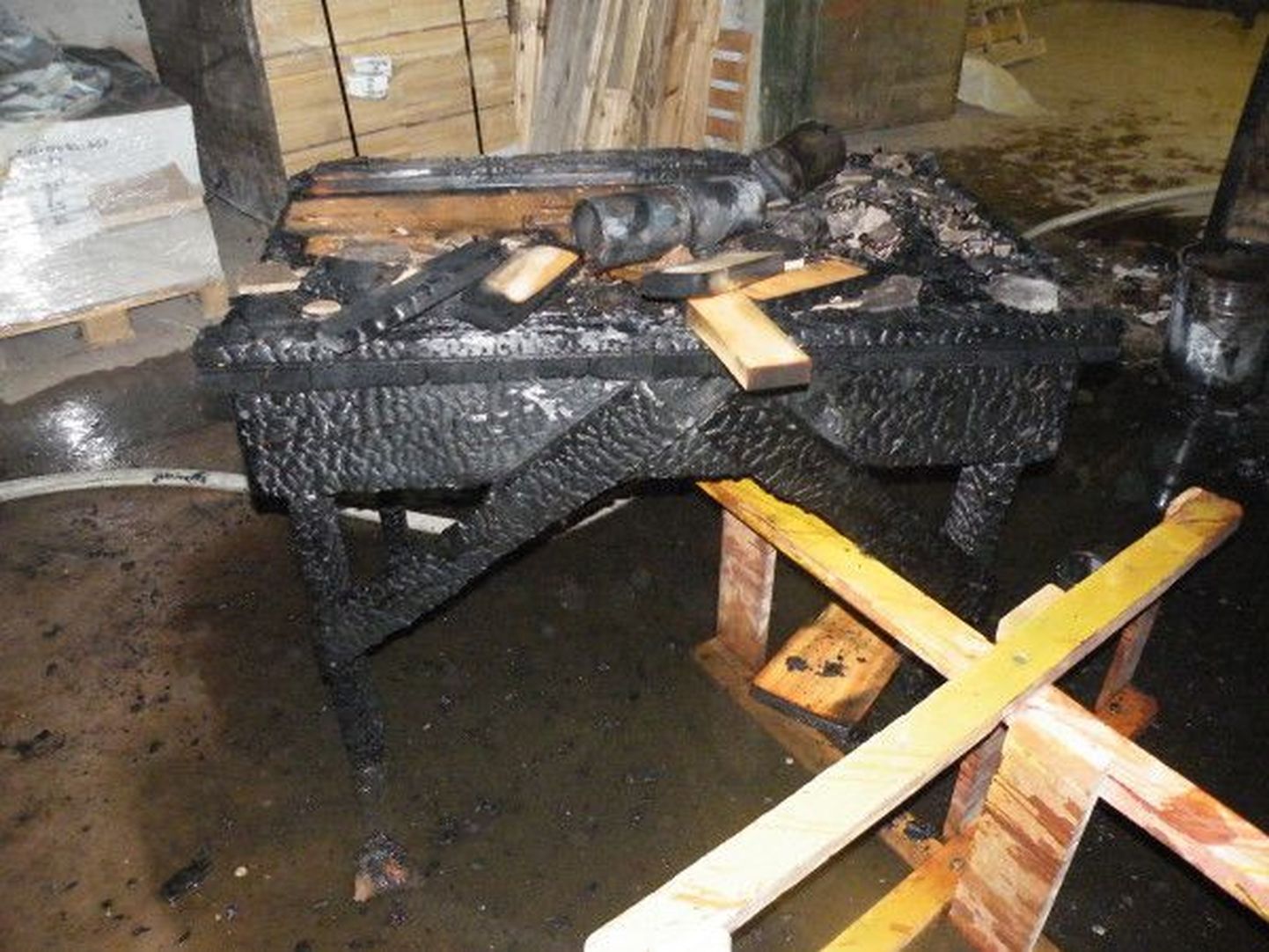 Kuirista puidutööstuses põles laud ja mõned prussid.