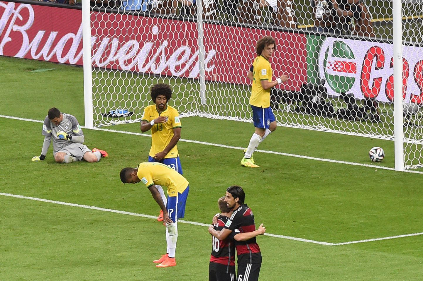 Момент скандального матча между Бразилией и Германией.
