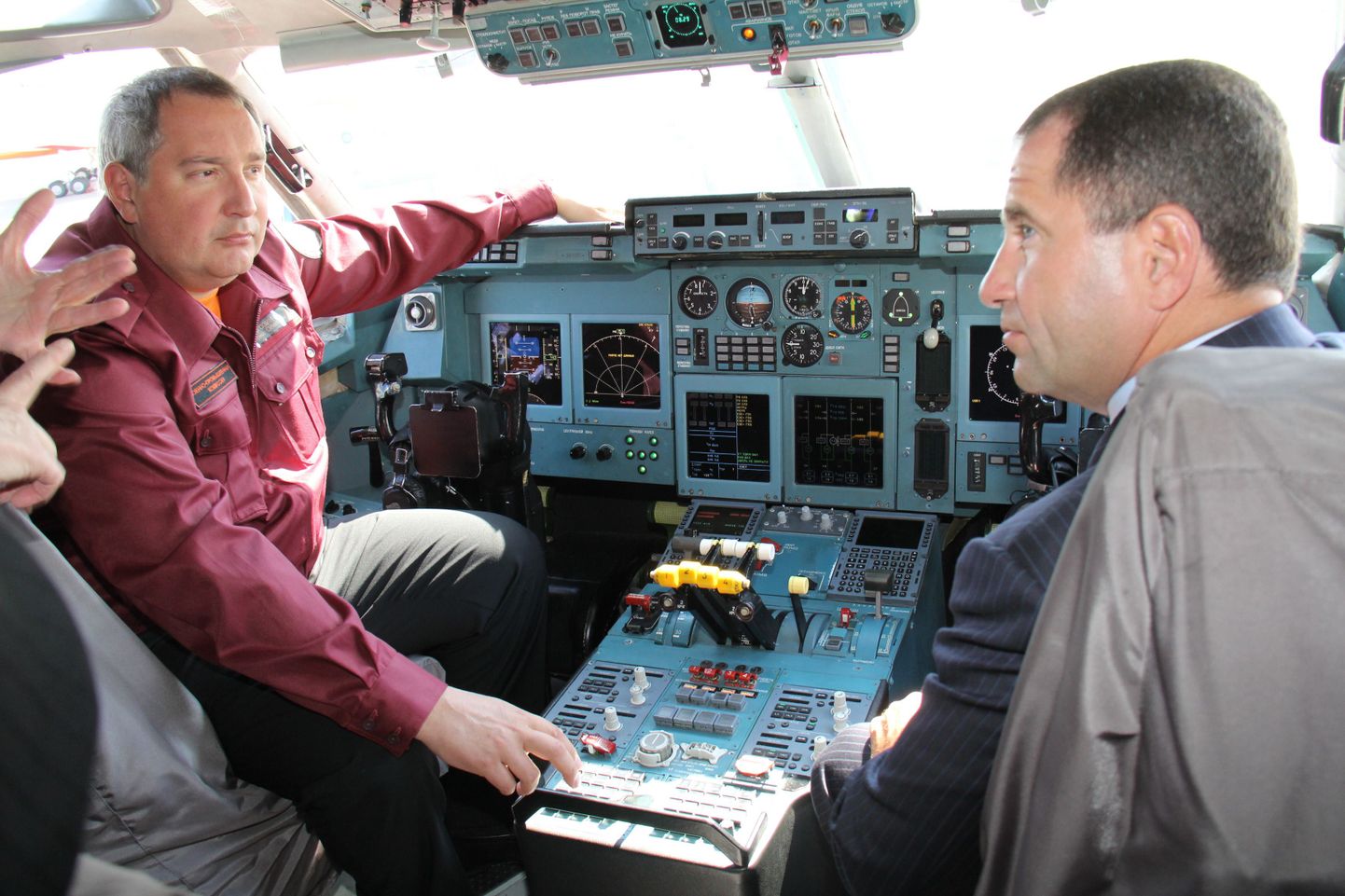 Asepeaminister Dmitri Rogozin (vasakul) tutvub moderniseeritud IL-76MD-90A-ga.