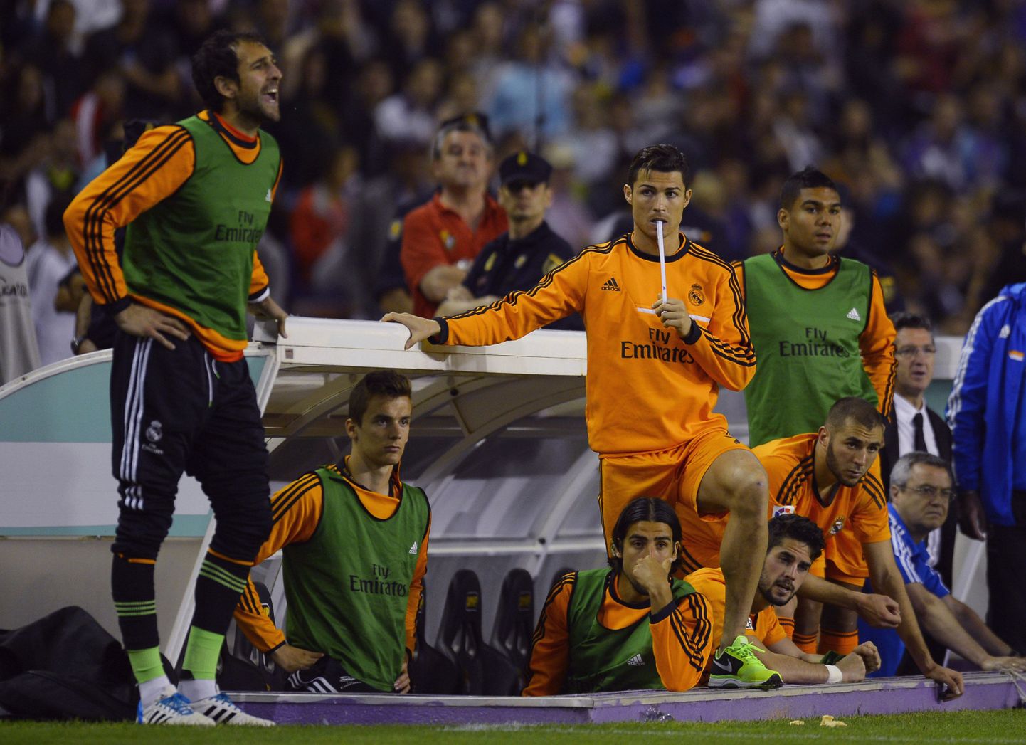 Cristiano Ronaldo koos meeskonnakaaslastega eilset liigamängu vaatamas.