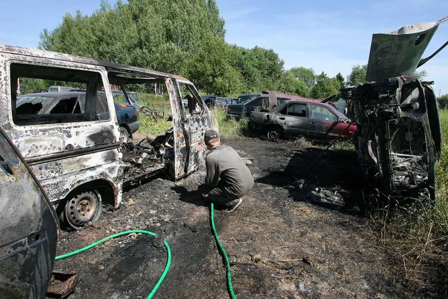 Kolga-Jaani vallas põlesid lammutusplatsil autod.