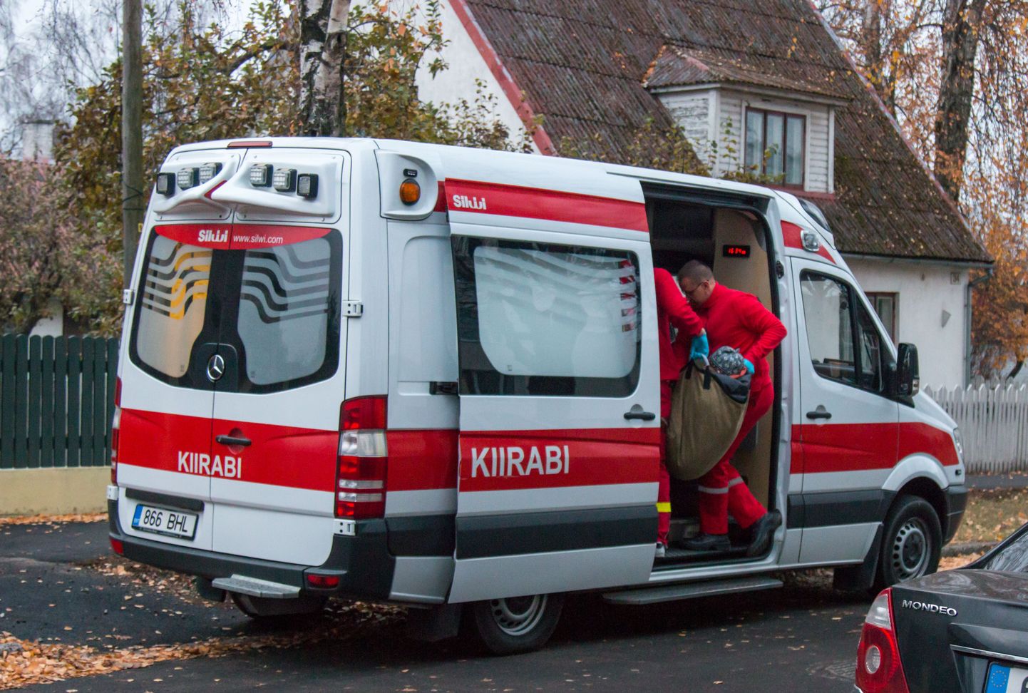 Kiirabi viis Pärnust Kaevu tänavalt tervisekontrolli põlengust pääsenud mehe.