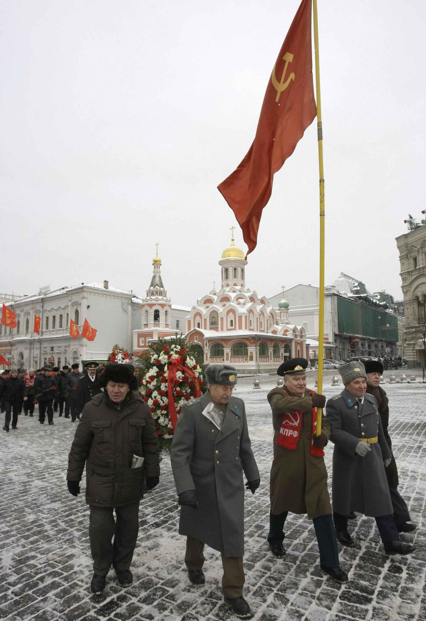 Punalippe ja lillepärgi kandvad kommunistide toetajad Lenini surma-aastapäeval (21. jaanuar 2011) Punasel väljakul.