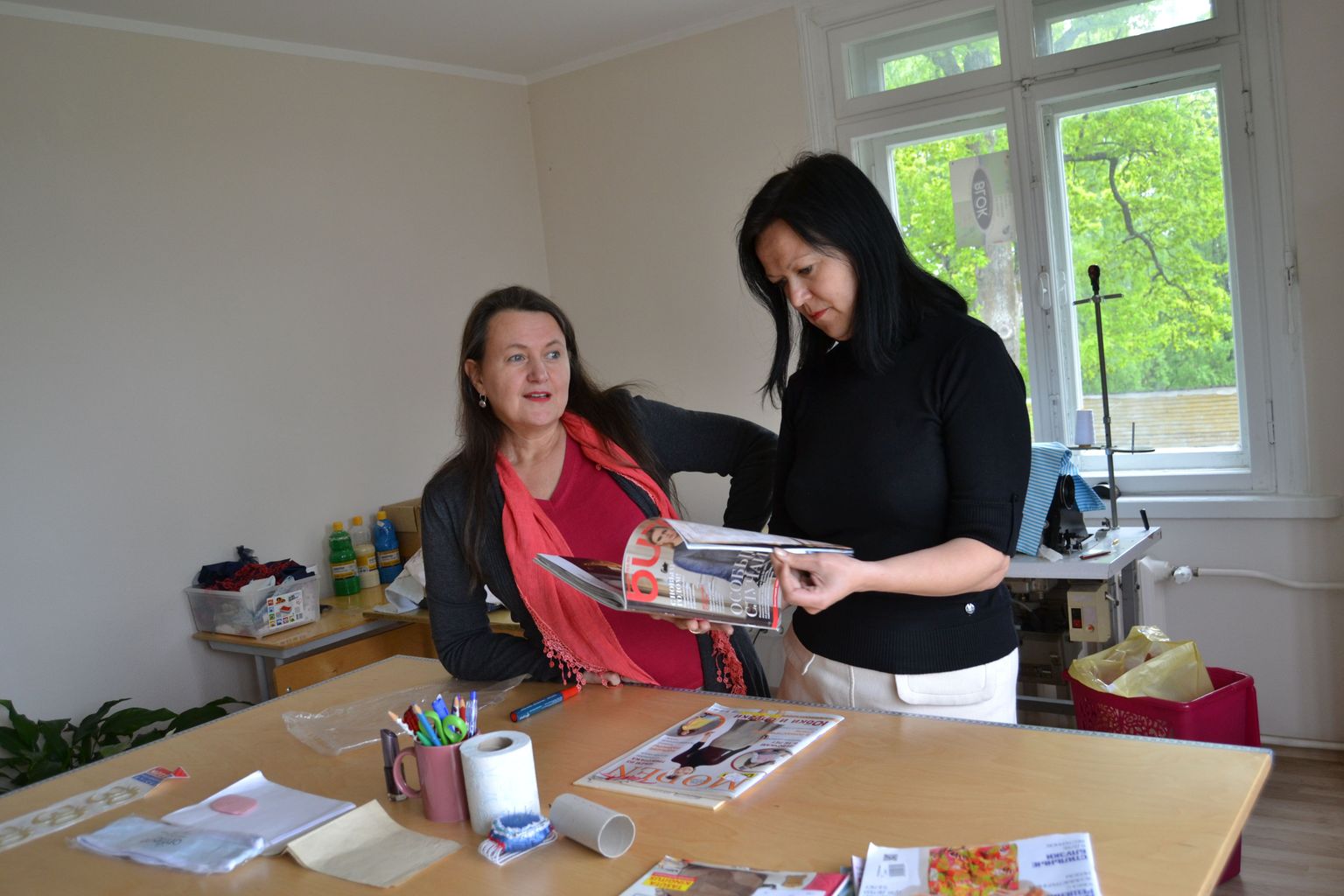 Valga linnavalitsuse ettevõtlus- ja arenguspetsialist Sille Roomets (paremal) on Tiina Saarmanni juhitavale Valga kunstistuudiole nõu ja jõuga appi on tulnud – häid mõtteid genereerima.