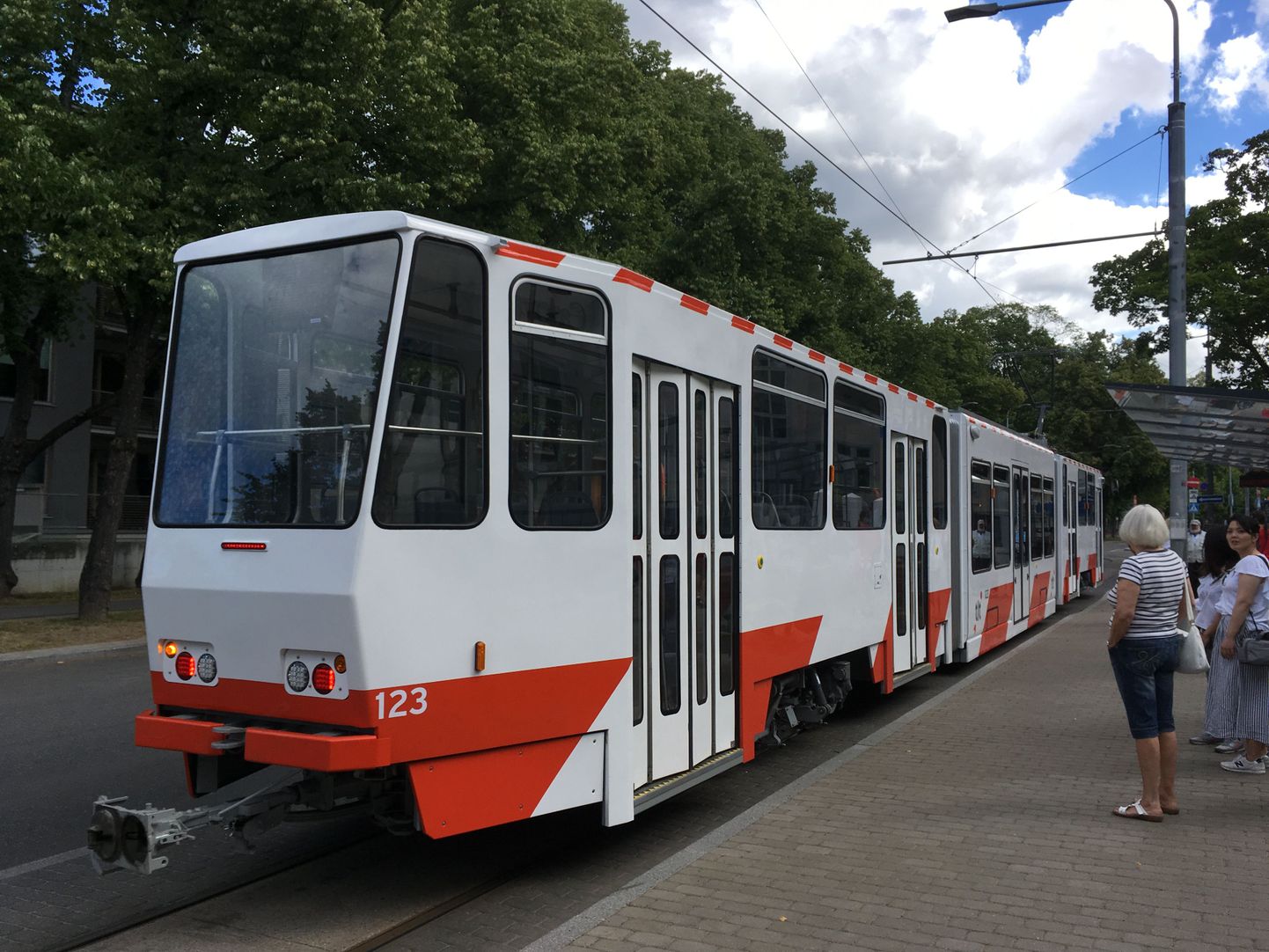 Tallinna linn tahaks trammidesse tasuta wifi paigaldada.