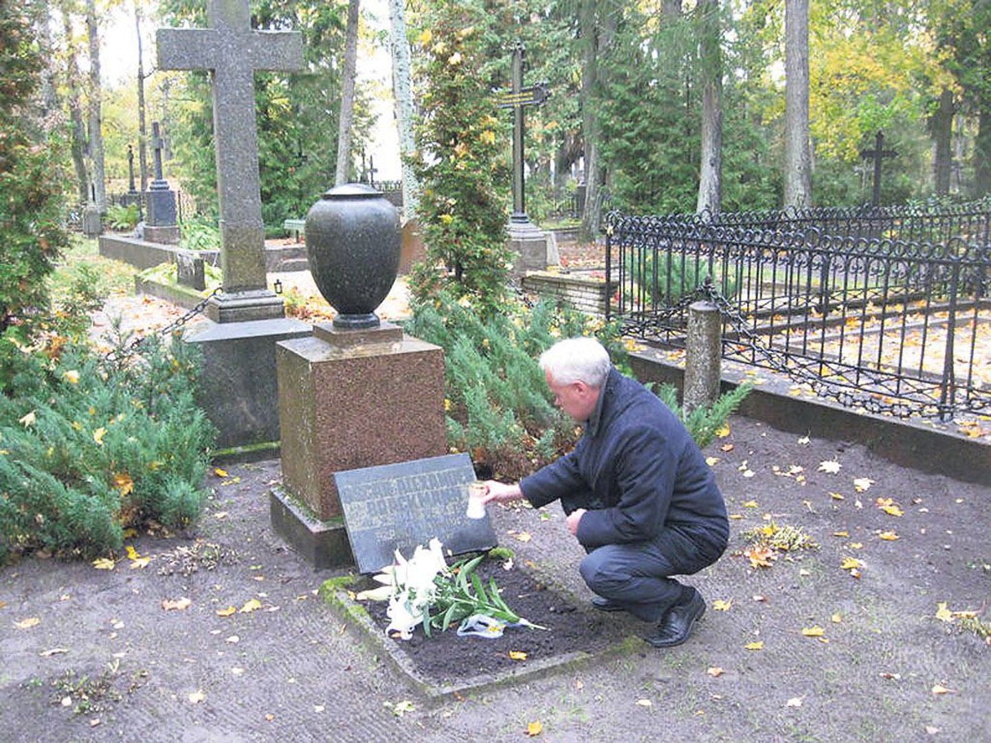 Pärnu praegune linnapea Toomas Kivimägi süütas ammuse ametivenna haual küünla. Mälestustulega meenutati teisigi siinmail puhkavaid Pärnu meere Jaan Leesmenti ja Hendrik Sood.
