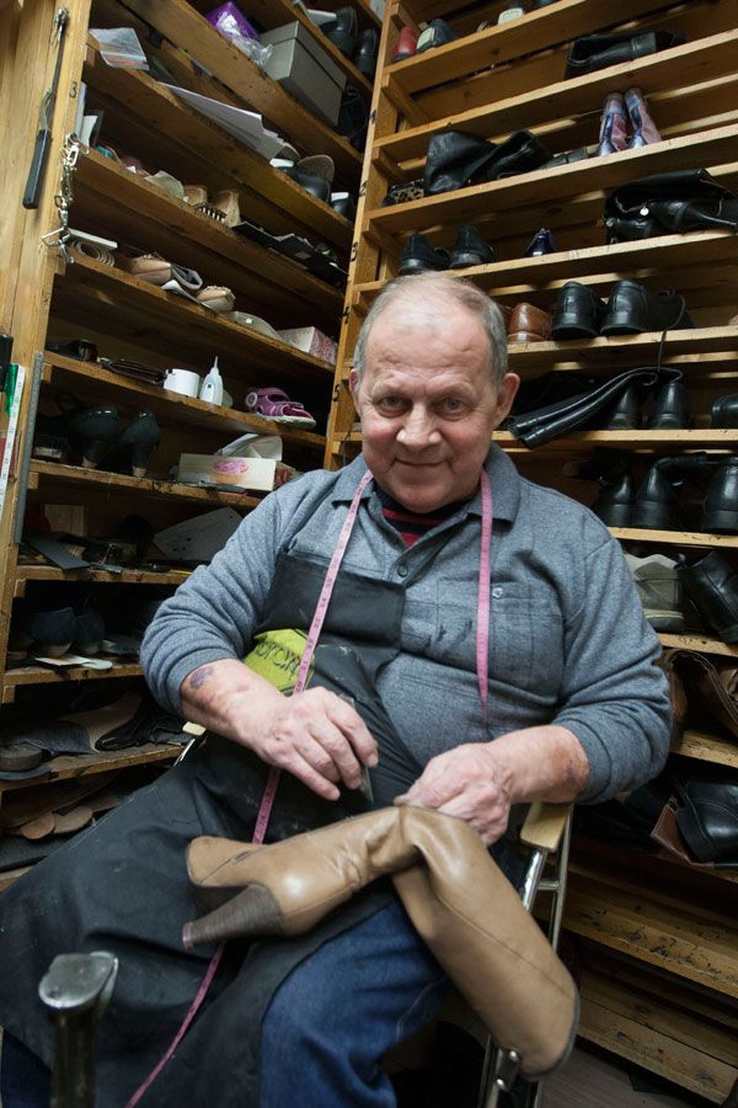 Осенью у сапожника всегда много работы – полки мастерской заполняет обувь, требующая ремонта.