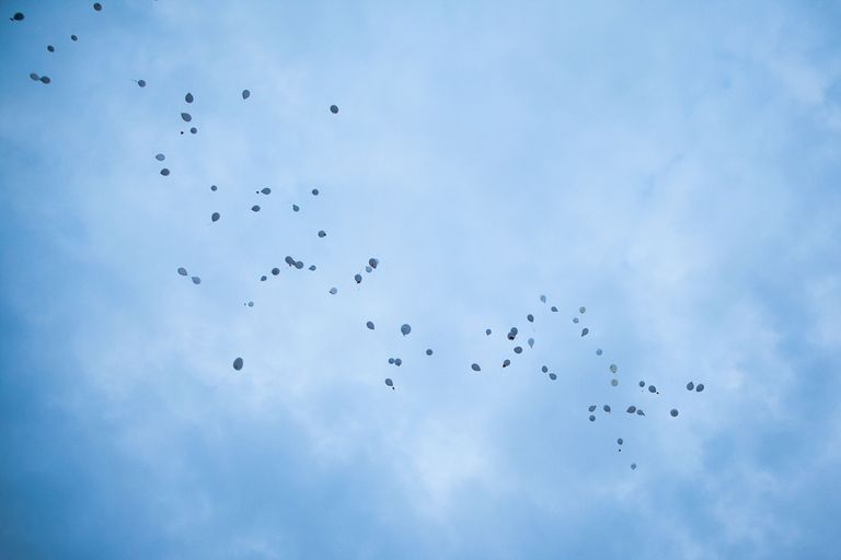 Aprilli alguses kogunesid Markkuse lähedased, et üheskoos noormehe 18. sünnipäeva tähistada taevase saadeti 110 õhupalli. Foto: