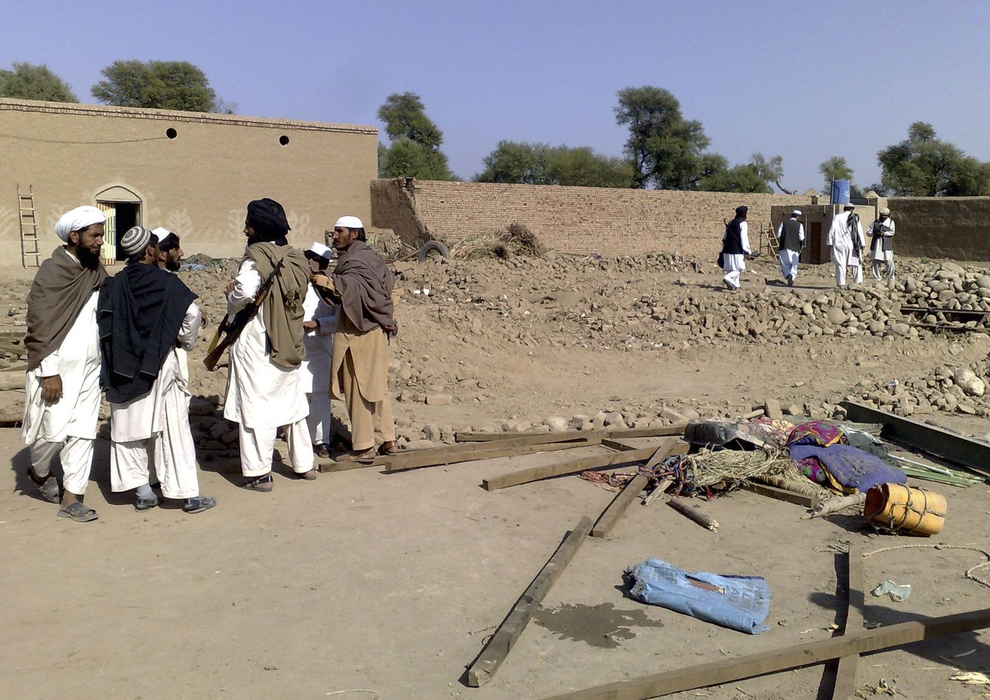Pakistani külaelanikud uurimas väidetava USA raketirünnaku jälgi Janikheli hõimualal Bannus.