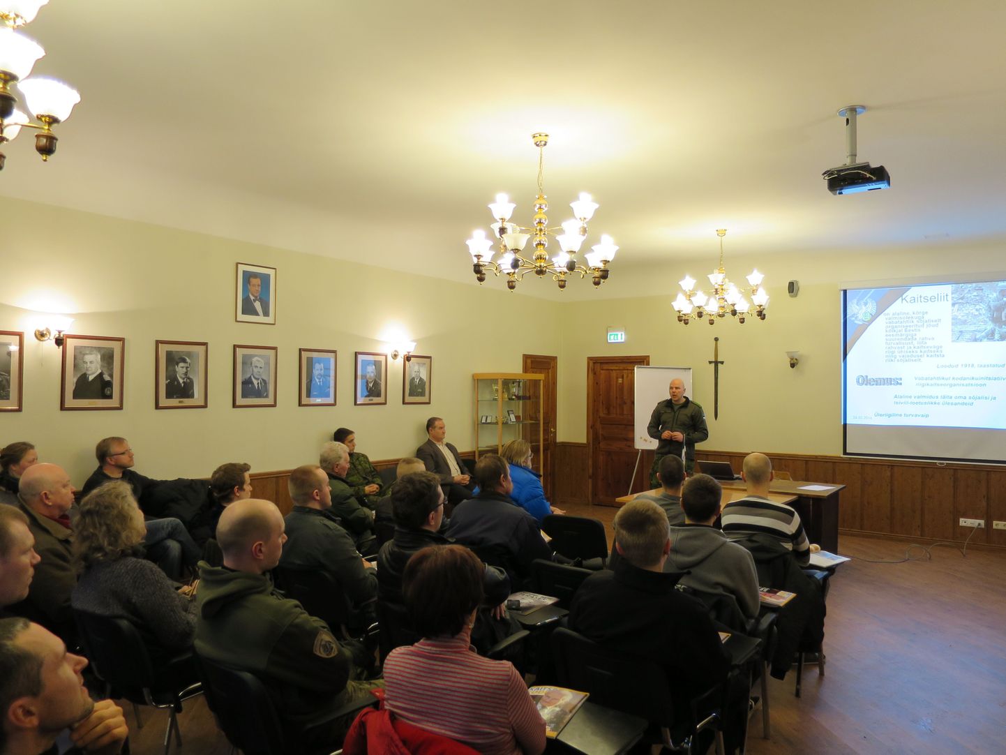 Huvi riigikaitsesse panustamise vastu tõi esmaspäeval Kaitseliidu Pärnumaa maleva staabihoonesse kokku saalitäie pärnumaalasi.